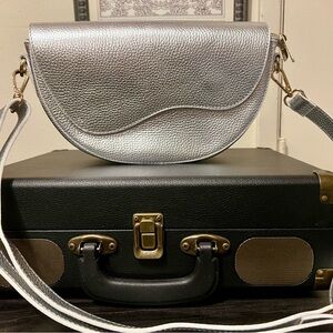 Borse in Pelle Genuine Leather Crossbody Bag – Silver Metallic – Like New